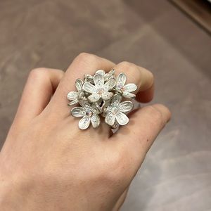Flower vintage look statement ring
